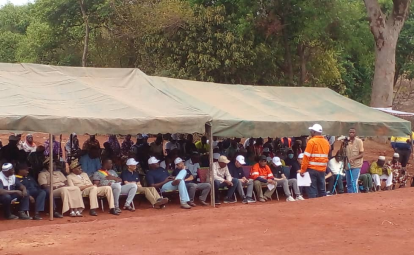 捐贈拖拉機 修建儲水壩 馬里鋰礦項目公司積極支持社區(qū)發(fā)展1.png