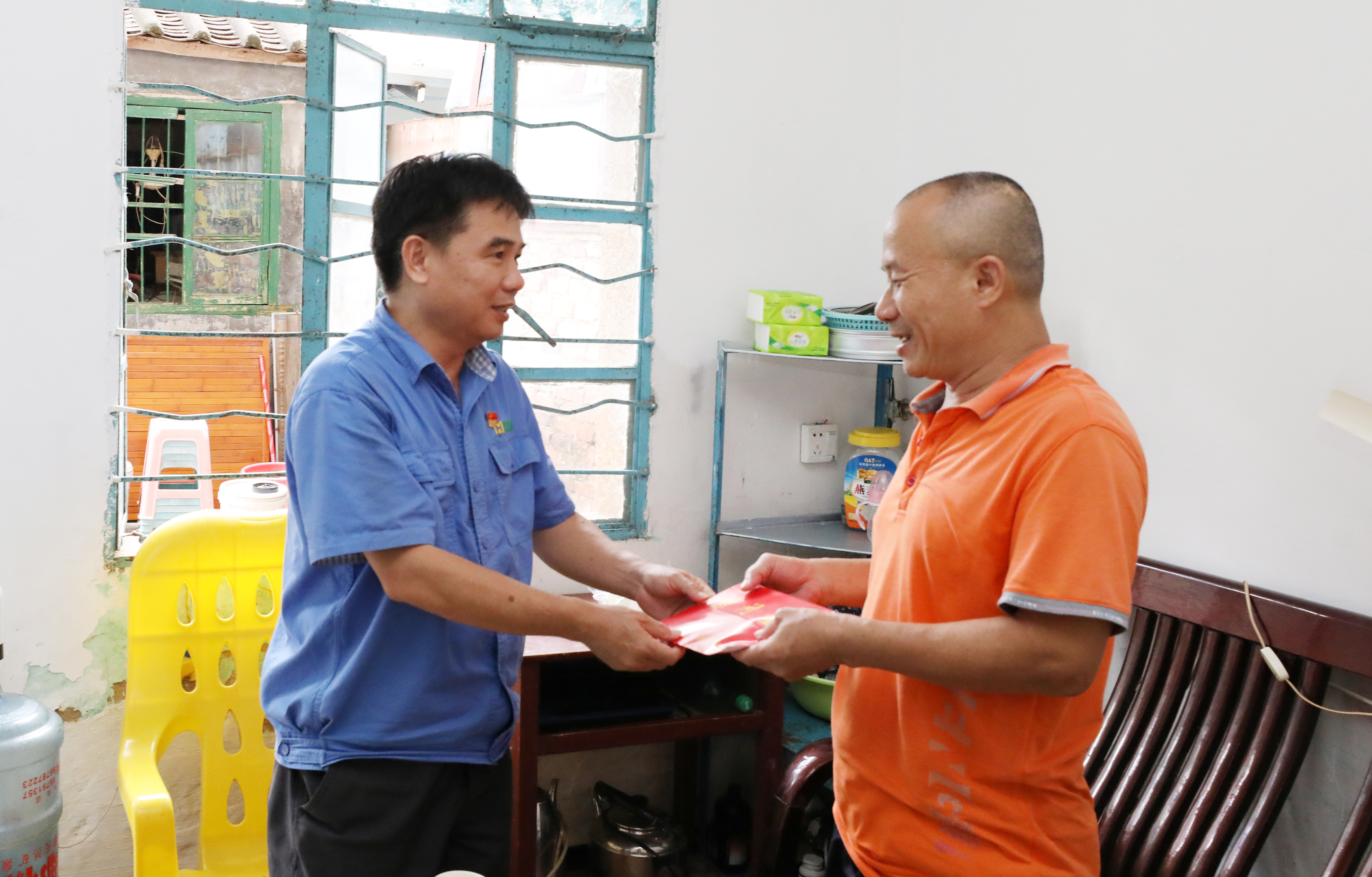 海南礦業(yè)對(duì)困難員工子女開展“金秋助學(xué)”慰問(wèn)