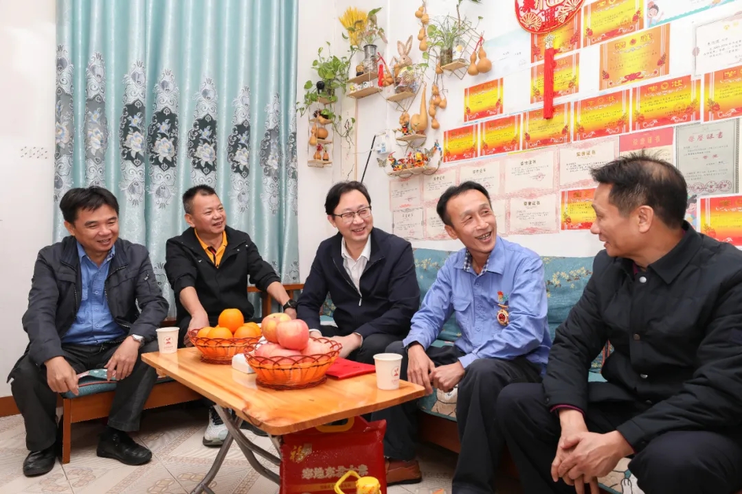 海南省總工會副主席陳波走訪慰問海南礦業員工