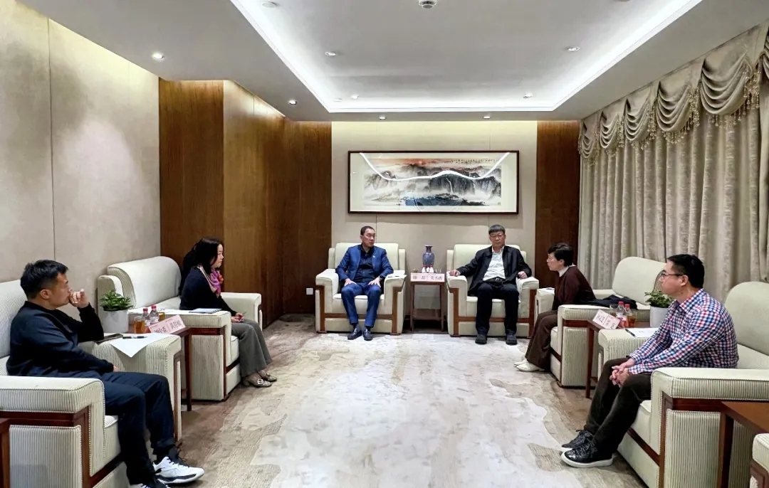 滕磊與中林時代控股有限公司黨委書記、董事長、總經理姜圣波舉行工作座談